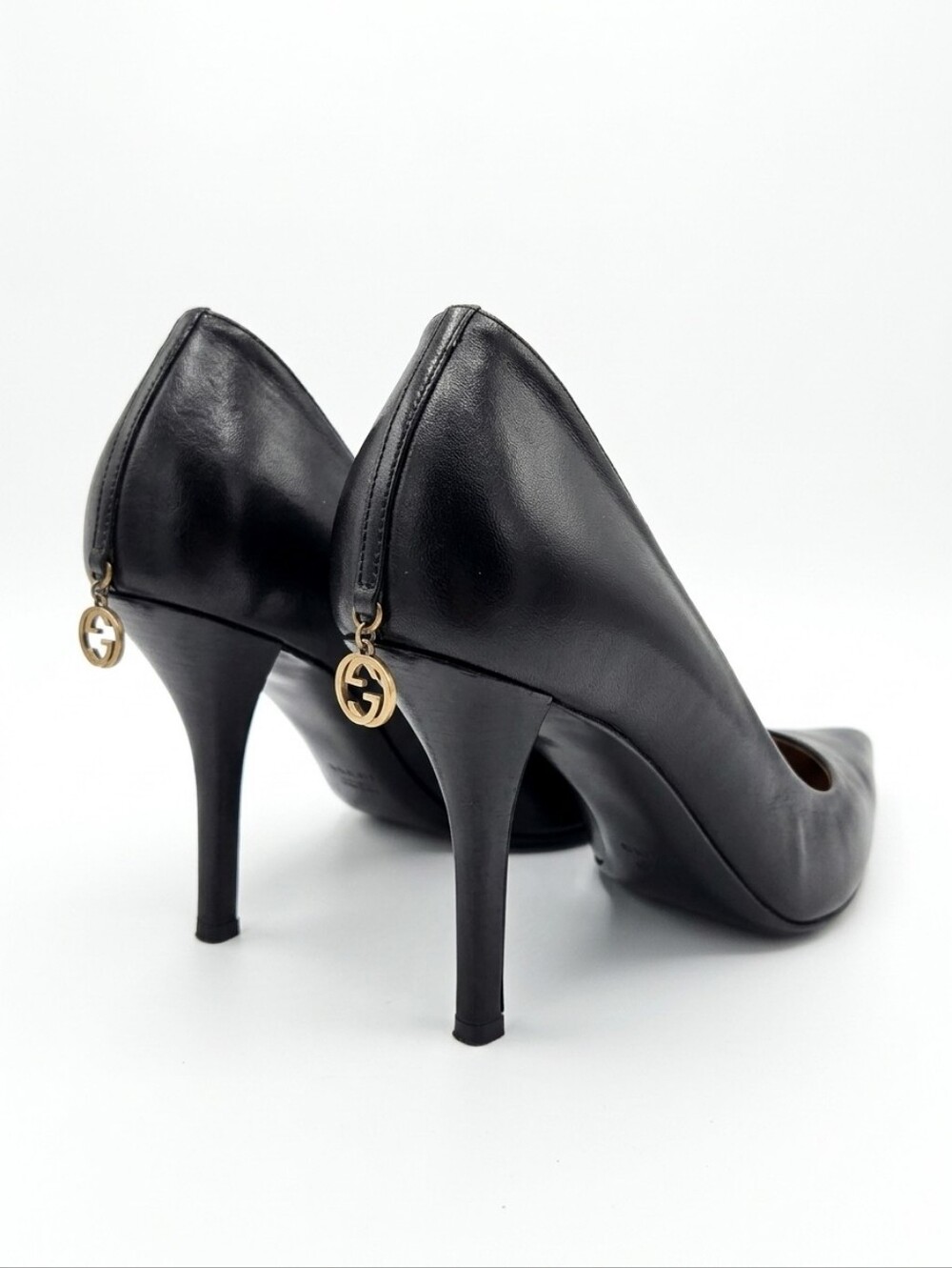 Vintage Gucci Tom Ford Era Pointed Toe Pumps Black Leather GG Heel Charm 9.5